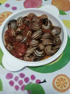 Una foto de Caracoles picantes con tomate