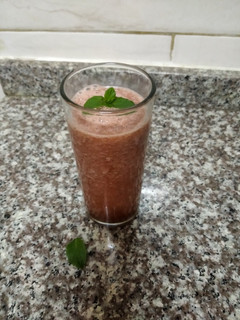 Una foto de Licuado mix frutal 🍉🥒:)