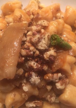 Foto di Gnocchi di zucca con porcini e noci tostate al peperoncino