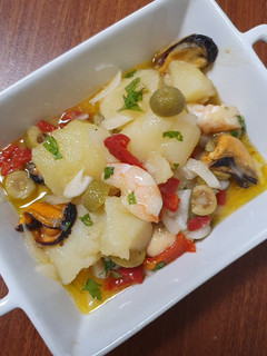 Una foto de Patatas aliñadas con langostinos