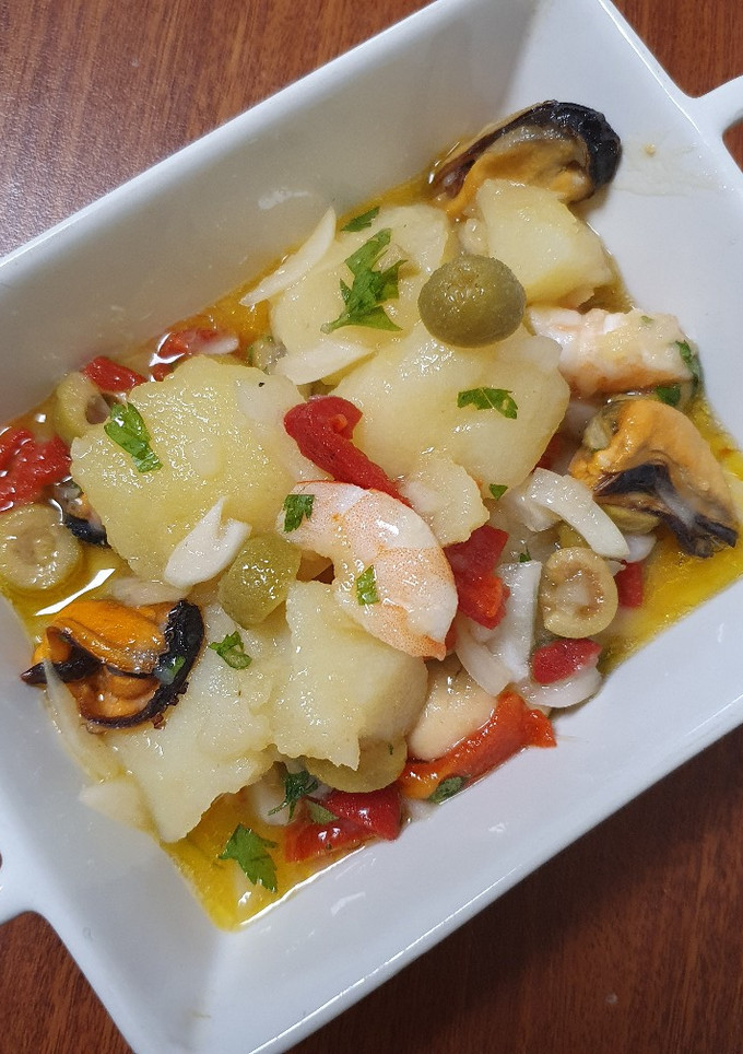 Una foto de Patatas aliñadas con langostinos