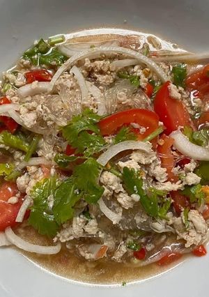 A picture of Glass Noodle Salad with Ground Chicken (Yum Woon Sen).