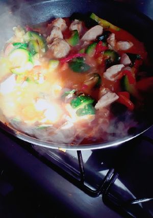 Una foto de Wok de zapallito y pechuga