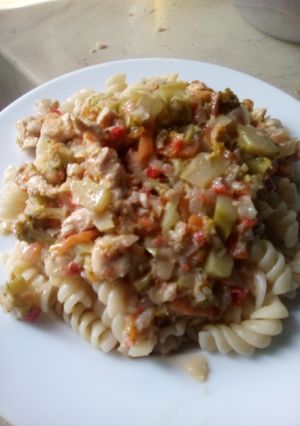Una foto de Fideos con verduras y pollo a la crema