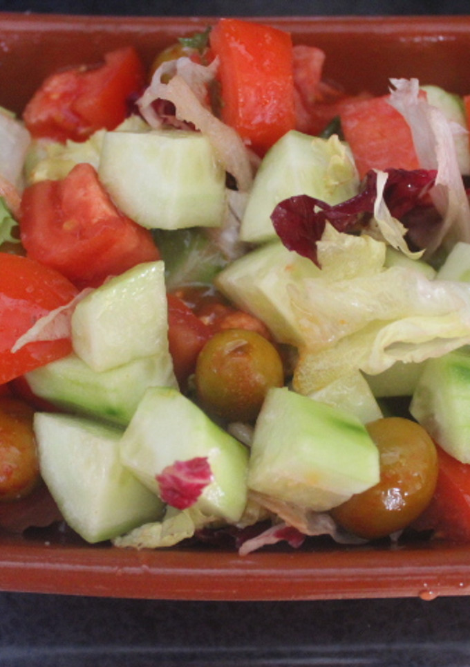 Una foto de Ensalada de pepino y tomate