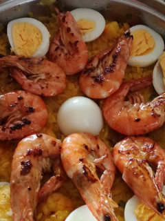 Una foto de Arroz con gambas, huevo y langostinos