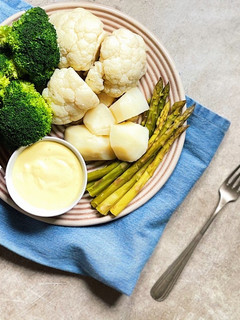 Una foto de Receta sana con coliflor, brócoli y espárragos en olla rápida