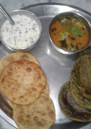 बथुआ की कचोरी आलू की सब्जी और रायता के साथ रेसिपी मुख्य फोटो
