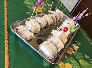 Une photo de Roulés apéritif au jambon, mozzarella, basilic et épices façon wraps