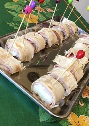 Une photo de Roulés apéritif au jambon, mozzarella, basilic et épices façon wraps