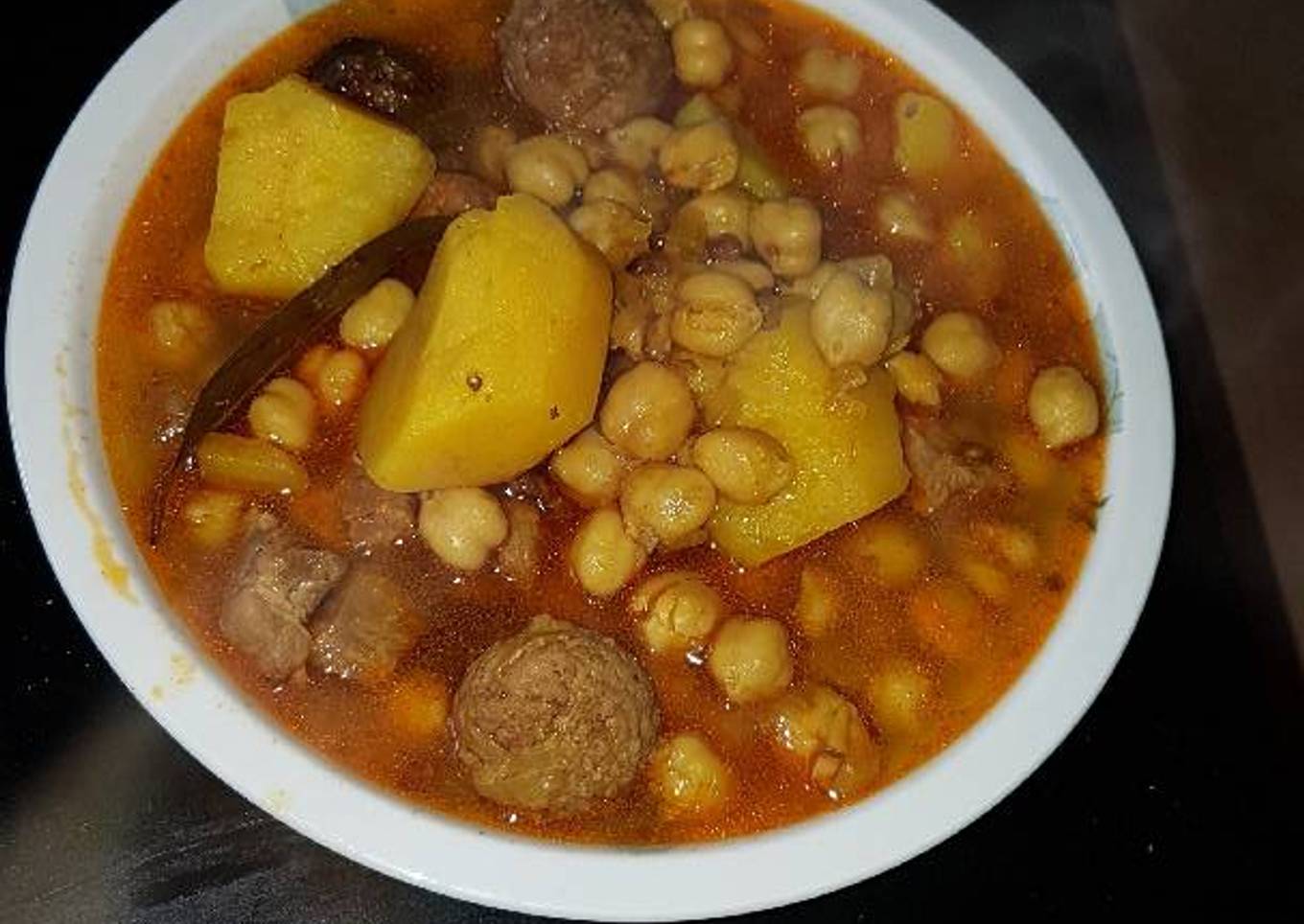 Guisado de cerdo con albóndigas patatas y garbanzos