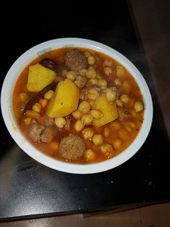 Una foto de Guisado de cerdo con albóndigas patatas y garbanzos