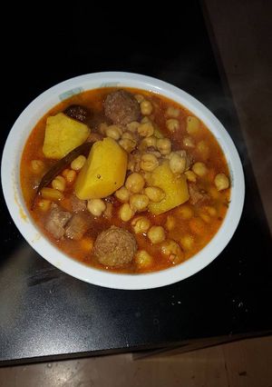 Una foto de Guisado de cerdo con albóndigas patatas y garbanzos