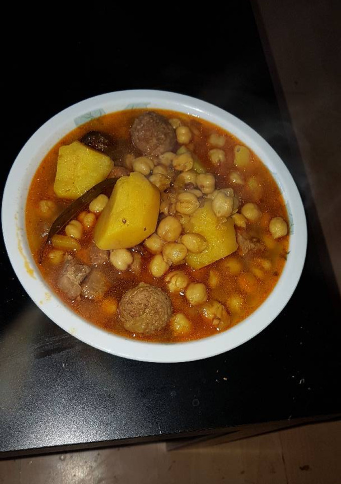 Una foto de Guisado de cerdo con albóndigas patatas y garbanzos