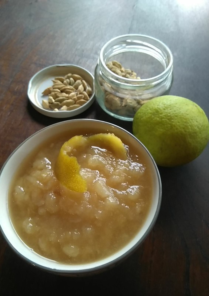 Una foto de Compota de Pera, con Lima y Cardamomo