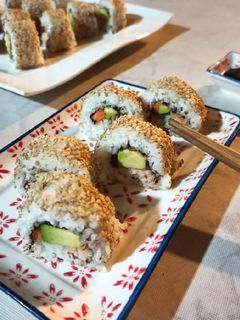 Una foto de Sushi de salmón y palta 🥢