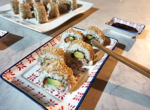 Una foto de Sushi de salmón y palta 🥢