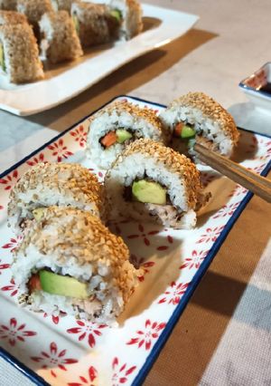 Una foto de Sushi de salmón y palta 🥢