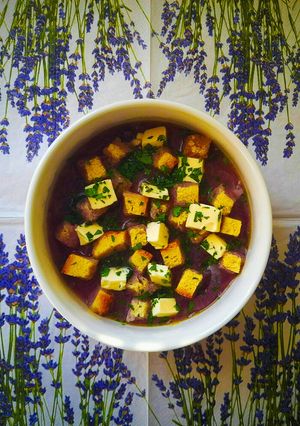 Joghurtos lilahagymaleves medve sajttal és pirított zsemlekockával 👌 recept fotója