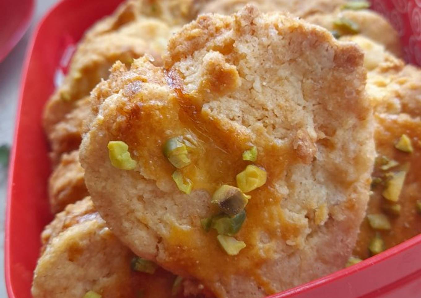 Ginger cookies with pistacho nuts