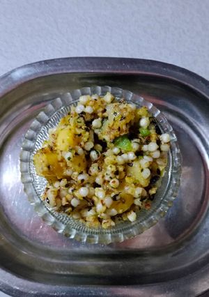 સાબુદાણા બટેકા ની ખીચડી (Sabudana Bataka Khichdi Reicpe In Gujarati) રેસીપી મુખ્ય ફોટો