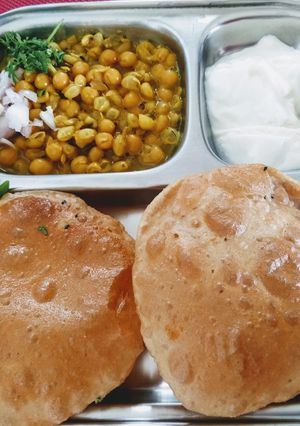 A picture of Kachauri and matar ke chhole.
