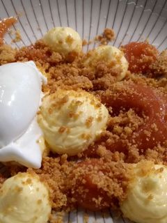 Una foto de Orejones acaramelados con mousse de mandarina y crocante