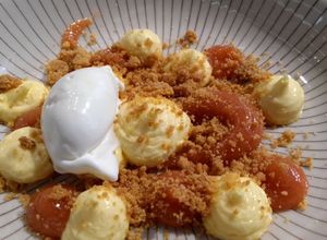Foto principal de Orejones acaramelados con mousse de mandarina y crocante