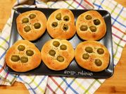 Una foto di focaccia con olive