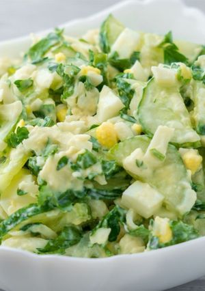 Фото Салат с огурцом, сыром и яйцами.