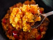 Una foto de arroz con pollo apio