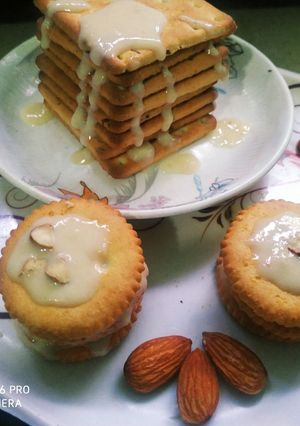 A picture of Milkmaid cookies.