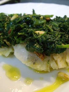 Una foto de Colas de pescadilla al horno y espinacas con ajos