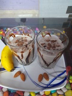 बनाना चॉकलेट स्मूथी (banana chocolate smoothie recipe in Hindi) रेसिपी मुख्य फोटो