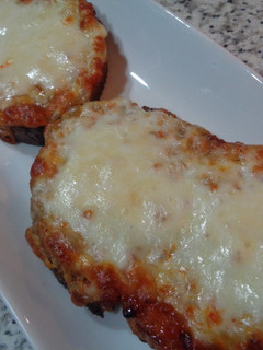 Una foto de Tostada de sobrasada y mozzarella al toque de miel