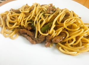Foto principal de Tallarines con ternera y pimientos verdes