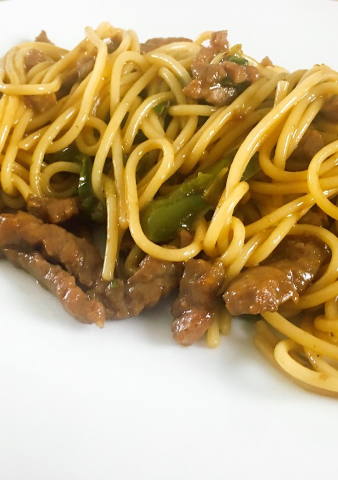 Una foto de Tallarines con ternera y pimientos verdes
