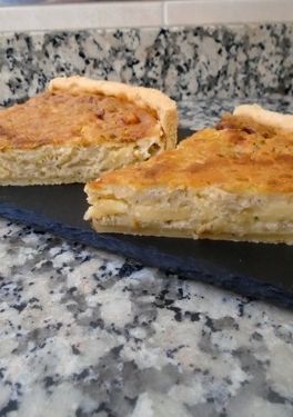 Una foto de Quiche de cebolla y queso gouda