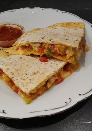 Zdjęcie przepisu Quesadilla z kurczakiem i warzywami.