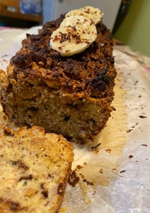 Une photo de Banana Bread façon Crumble Cake,Noix de Cajou/Pépites de chocolat 👩🏼‍🍳