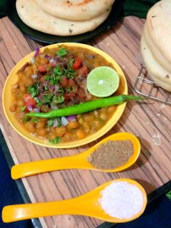 छोले कुलचे (Chole kulche recipe in Hindi) रेसिपी मुख्य फोटो