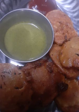 आलू के पकौड़े (Aloo ke pakode recipe in hindi) रेसिपी मुख्य फोटो