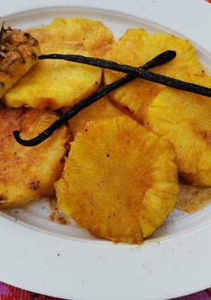 Une photo de Ananas rôti au four à la vanille et fève tonka