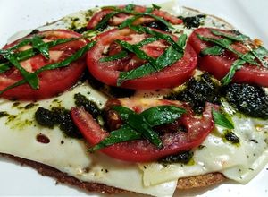 Una foto de PIZZETA Caprese con Tortilla de Trigo Integral