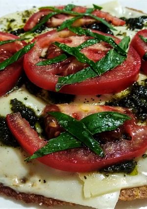 Una foto de PIZZETA Caprese con Tortilla de Trigo Integral