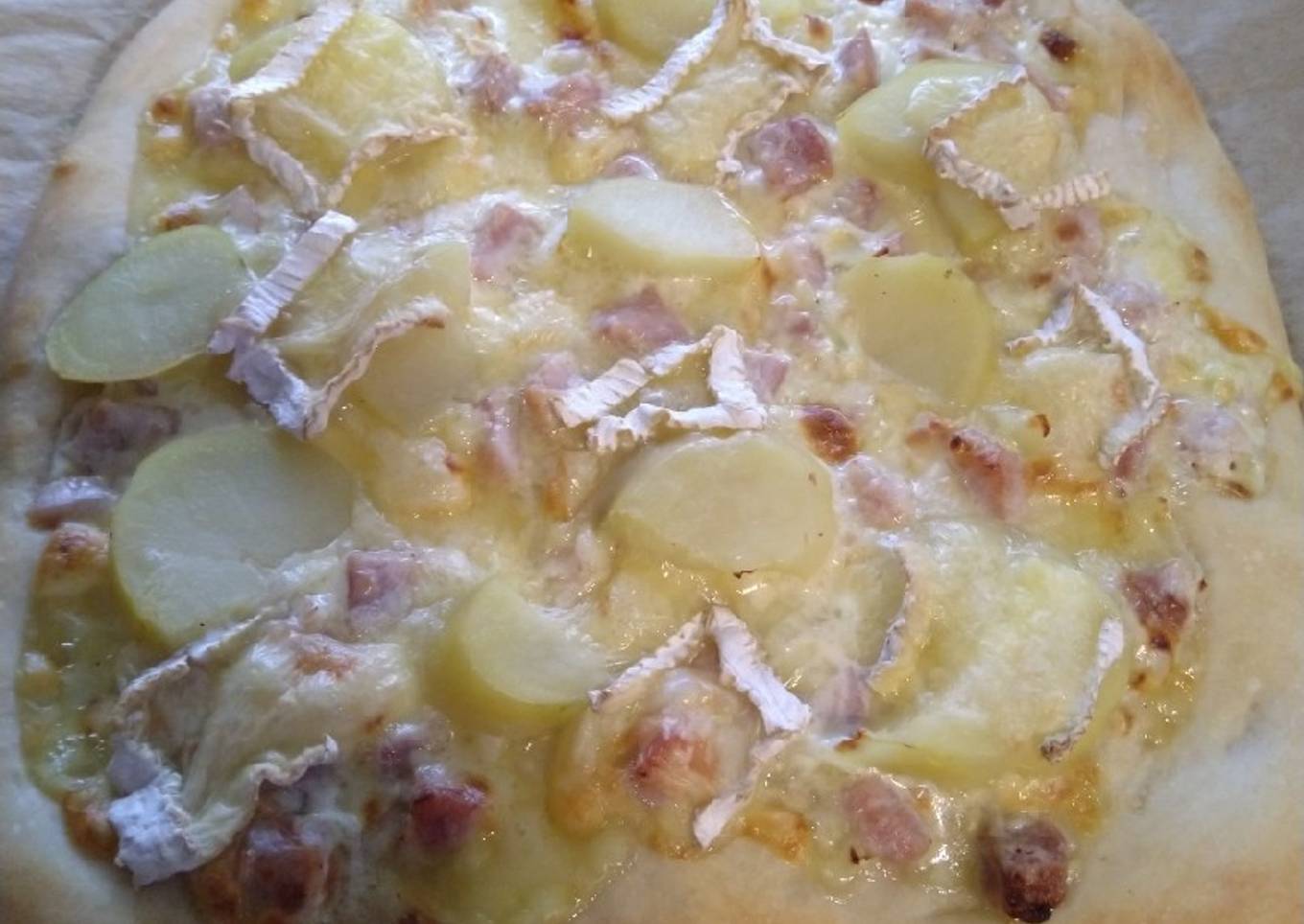 Pizza camembert jambon