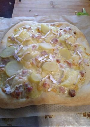 Une photo de Pizza camembert jambon