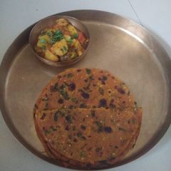 A picture of Methithepla and aloo sabji.