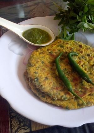A picture of Missi flour methi paratha.