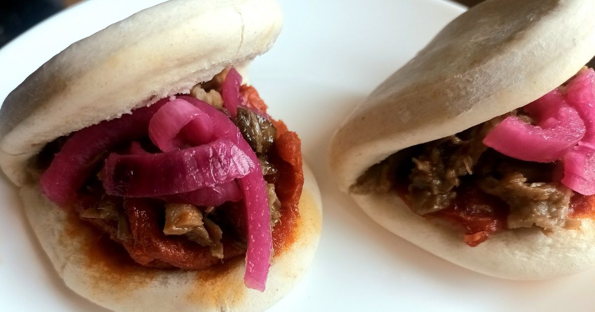 Pan Bao Relleno De Sobrasada Picante, Carrillera Guisada Y Cebolla ...